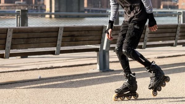 طالب يرتدي الاسكيت