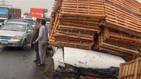 تصادم سيارتين بطريق