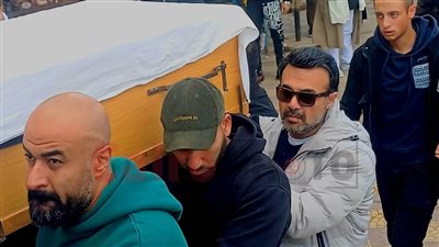 عمرو محمود ياسين يحمل النعش.. لقطات من جنازة شقيق الفنانة شهيرة
