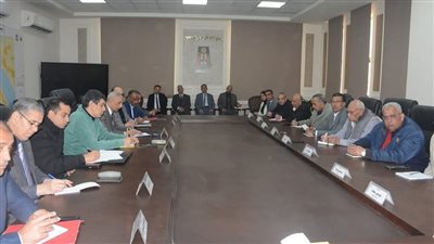 محافظ الوادي الجديد يعقد اجتماعًا لمتابعة تجهيزات المساعدات المتجهة لـ غزة