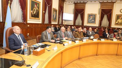  محافظ القاهرة يطالب رؤساء الأحياء برصد المخالفات وإزالتها.. وسرعة البت في طلبات التقنين