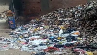 سكان بولاق الدكرور يستغيثون بمحافظ الجيزة: بيوتنا هتولع من الزبالة.. ورئيس الحي يعلق