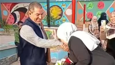 أهدته باقة ورود وقبلت يده.. تعليم الحسينية بالشرقية تحول وكيلة مدرسة وزوجها للتحقيق| بث مباشر 