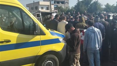 مصرع شخص وإصابة 15 آخرين في تصادم 3 سيارات بطريق الضبعة