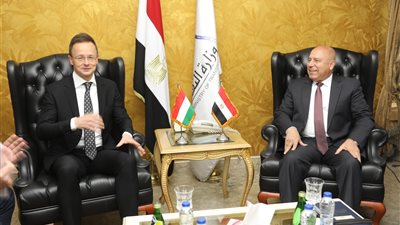 وزير النقل يبحث مع نظيره المجري مستجدات صفقة تصنيع وتوريد 1350 عربة سكة حديد لمصر