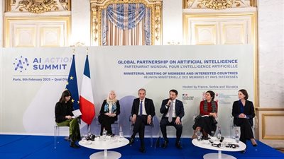 وزير الاتصالات: مباحثات لإنشاء مركز للبحث والتطوير لشركة إيرباص في مصر