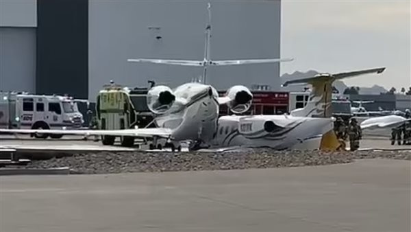 تحطم طائرة في مطار