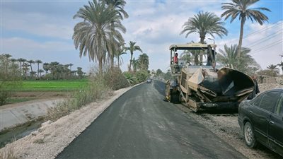 محافظ الجيزة يتابع استكمال أعمال رصف طريق 21 أطفيح بالكريمات | صور