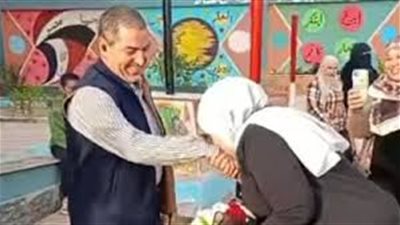 قبّلت يده في طابور الصباح.. خصم 7 أيام من معلمة وزوجها مدير إحدى المدارس بالشرقية