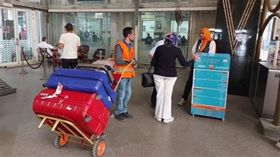 راكب يشكو من أسعار خدمة حمل الحقائب بمحطة الجيزة.. ومصدر بالسكة الحديد: شركة خاصة ومحددة التسعيرة