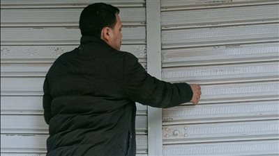 غلق وتشميع مكتب مازدا لتأجير السيارات لمخالفته التراخيص بمدينة نصر| صور