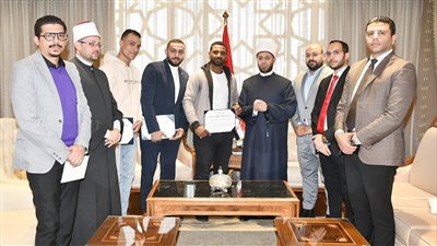 وزير الأوقاف يهدي الشباب منقذي أطفال حريق فيصل رحلات عمرة