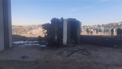 سقوط سيارة نقل أعلى كوبري خزان أسوان.. وإصابة شخص