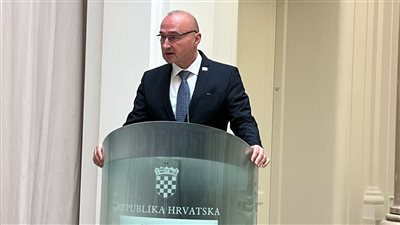 بعد وفاته الاثنين الماضي.. وزير خارجية كرواتيا يقيم مراسم تأبين لـ أيمن ثروت سفير مصر بـ زغرب 