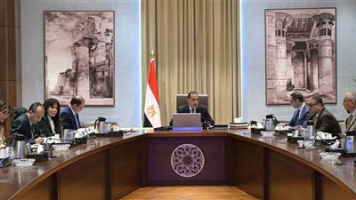 رئيس الوزراء يستعرض مقترحات تخفيف الرسوم والأعباء المالية عن المستثمرين