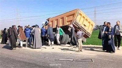 تفاصيل مصرع وإصابة 3 أشخاص إثر تصادم سيارة نقل وأخرى ملاكي بسوهاج| بث مباشر 