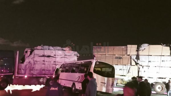 تصادم بين أتوبيس