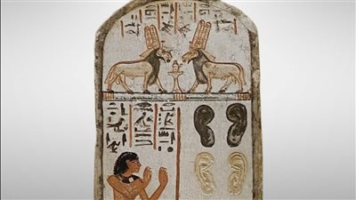 مستمعا إلى الصلوات.. المتحف المصري بالتحرير يعرض لوحة نذرية للمعبود آمون رع