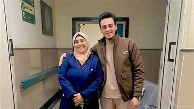 بعد تصدرها الترند.. الطبيب صاحب الصورة مع والدته الممرضة بمستشفى الباجور: بحس بالفخر