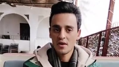 النهاردة حققت حلمها.. الطبيب محمد شكري صاحب صورة جمعته مع والدته الممرضة: تعبير عن شكري وحبي ليها| بث مباشر 