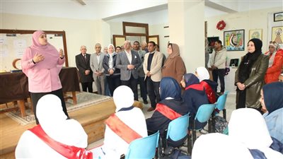 محافظ بني سويف يتفقد انتظام وسير الدارسة بمدرسة السيدة خديجة الثانوية بنات