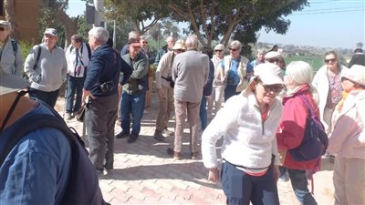 وفد سياحي متعدد الجنسيات يزور المناطق الأثرية بالمنيا