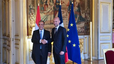 وزير الخارجية يلتقي نظيره الفرنسي.. ويؤكد: يجب إعادة إعمار غزة بوجود الفلسطينيين على أرضهم