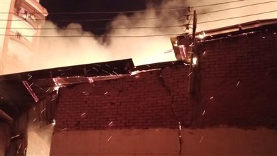 السيطرة على حريق ورشة نجارة في دمياط| صور