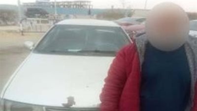 مخالفة تستوجب الحبس.. القبض على أب وضع أبناءه في شنطة العربية