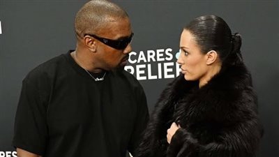 بيانكا سينسوري تشعل الجدل حول العنف الأسري بصورة جريئة بعد اتهام كاني ويست بالسيطرة عليها