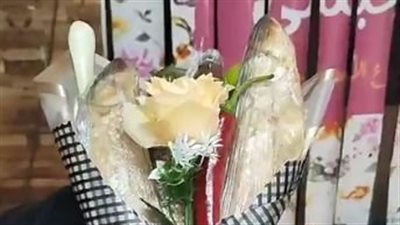 بوكيه الفسيخ.. أغرب تقاليع هدايا عيد الحب بالغردقة وسعر اللفة بـ 150 جنيها| بث مباشر 