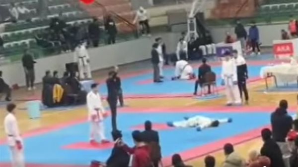 لحظة سقوط لاعب الكاراتيه