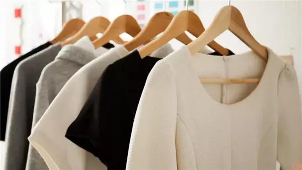 هل يجوز رمي الملابس