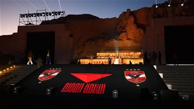 معبد حتشبسوت يتزين بالأحمر.. الاستعدادات النهائية لحفل النادي الأهلي في الأقصر | صور