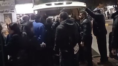 انهيار شقيقة أحمد السبكي لحظة وصول جثمان شقيقهما بمسجد ابن الفرات لأداء صلاة الجنازة