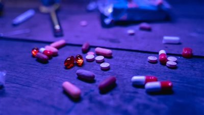 شخص يستغيث: مراتي كانت بتتعاطى مخدرات وهي حامل.. وابني أُصيب بميكروب بالدم ومحجوز في الحضانة| فيديو