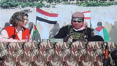 يتوسط أعلام الدول العربية.. علم مصر يزين منصة توقيع تبادل الأسرى في غزة