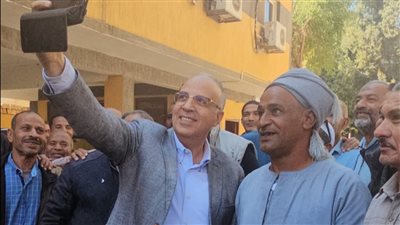 وزير الري يلتقط سيلفي مع الموظفين خلال زيارته بمحافظة قنا