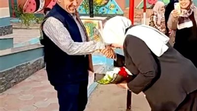 بعد تقبيلها يده في طابور الصباح.. تعليم الشرقية تقرر إعادة التحقيقات مع وكيلة مدرسة وزوجها