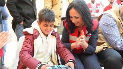 وزيرة التضامن تستقبل مصابي غزة بالورود من أمام معبر رفح