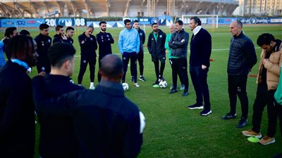 رئيس بيراميدز يؤازر الفريق قبل مواجهة مودرن سبورت