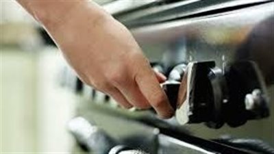 إصابة 5 أشخاص باختناق إثر تسريب غاز بمنزلهم في المنيا | بث مباشر 