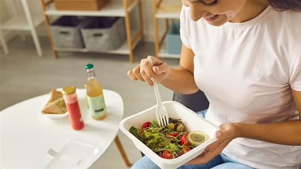 تناول الطعام من الحاويات