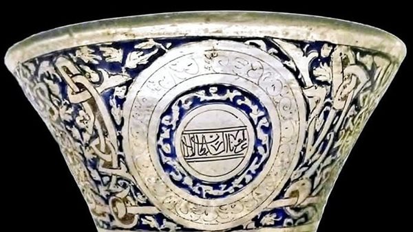 مشكاة زجاجية تعود