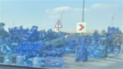 انقلاب سيارة نقل محملة بمياه نستلة أعلى محور روض الفرج