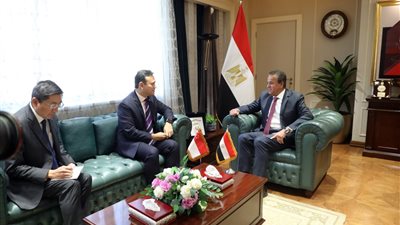 خالد عبد الغفار يستقبل وزير الدولة الأول بسنغافورة لبحث دعم الجهود الإغاثية للأشقاء الفلسطينيين