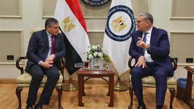وزير البترول يبحث خطط العمل المستقبلية مع رئيس شركة بيكر هيوز العالمية