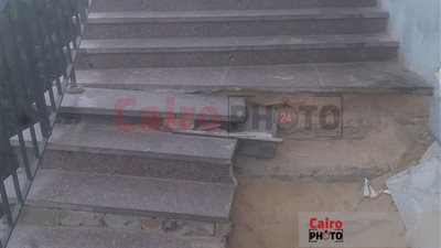 السلم بيوقع الناس.. شكاوى سكان العجوزة بسبب تحطم درج الرخام وتهالكه بنزلة المشاة بكوبري 6 أكتوبر
