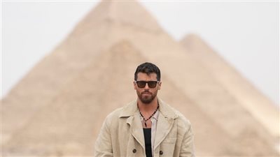 بعد مستر بيست| النجم التركي جان يامان يزور أهرامات الجيزة.. ومصدر: ليس له برنامج خاص 