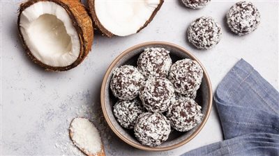 طريقة عمل كرات جوز الهند بالكاكاو.. 3 وصفات متنوعة لتحضير باونتي رائع